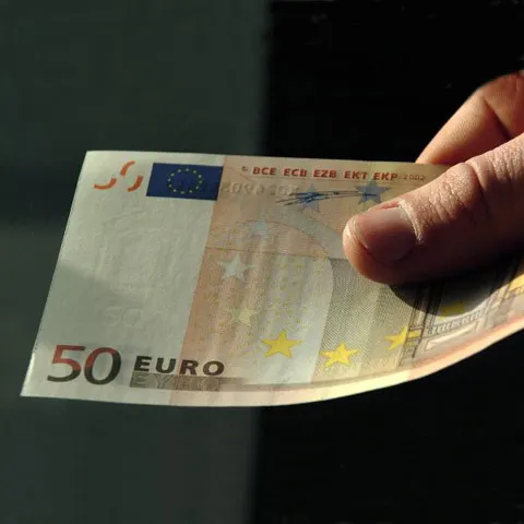 Leul s-a depreciat uşor, până la un curs de referinţă de 4,2939 lei/euro