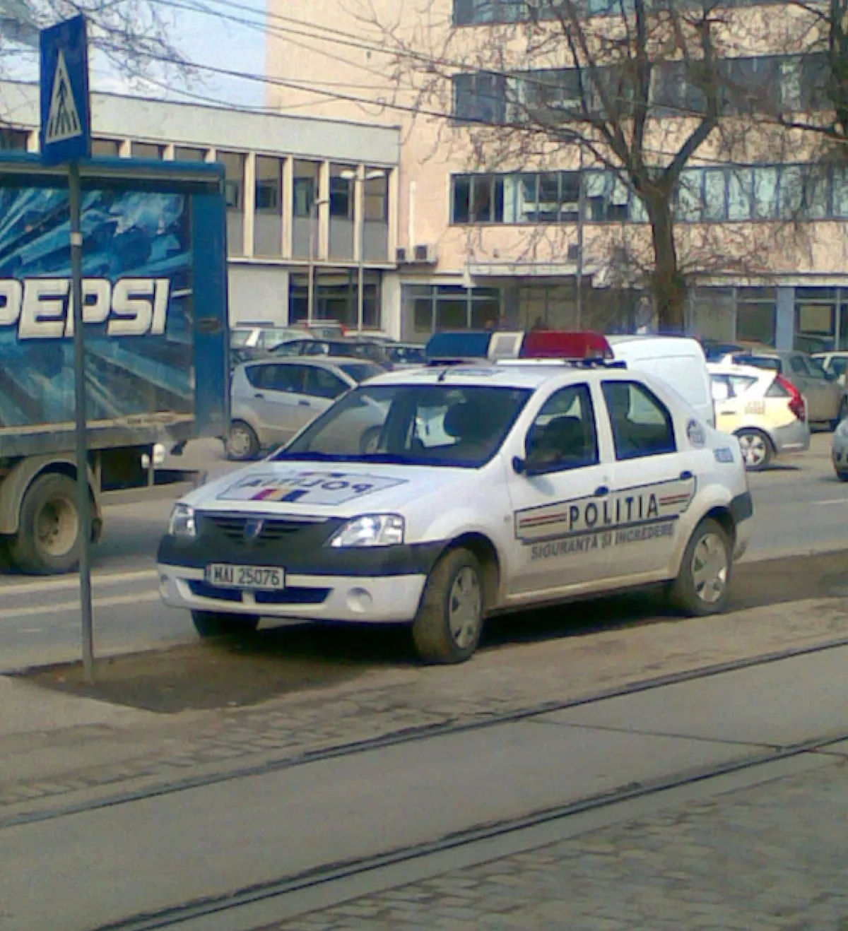Maşina poliţiei parcată pe trecerea de pietoni