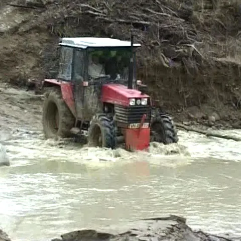 Peste 500 de oameni dintr-o comună vrânceană, izolaţi de lume din cauza inundaţiilor