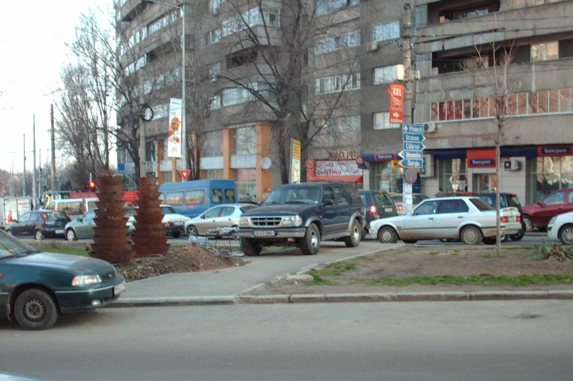 Parcarea pe trotuar, în Bucureşti