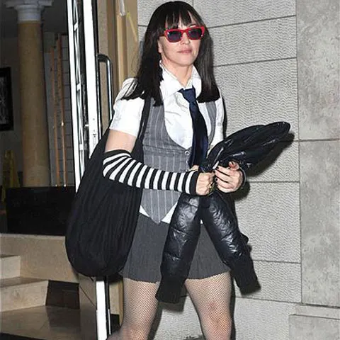Madonna, şcolăriţă brunetă