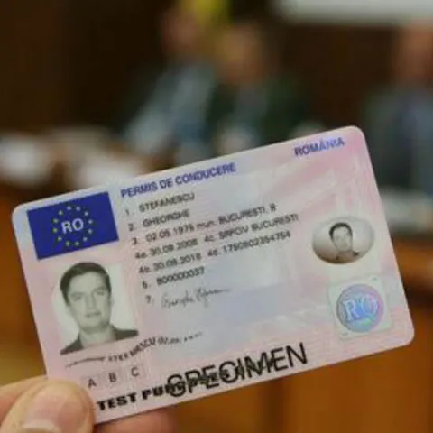 Trei dintre cele 19 persoane acuzate că ar fi eliberat ilegal permise auto în Covasna au fost reţinute
