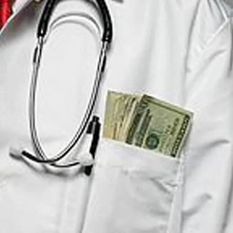 Medicul din Giurgiu prins în flagrant că a luat mită este cercetat în stare de libertate