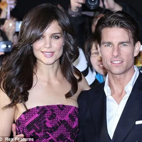 Katie Holmes şi-a schimbat look-ul peste noapte