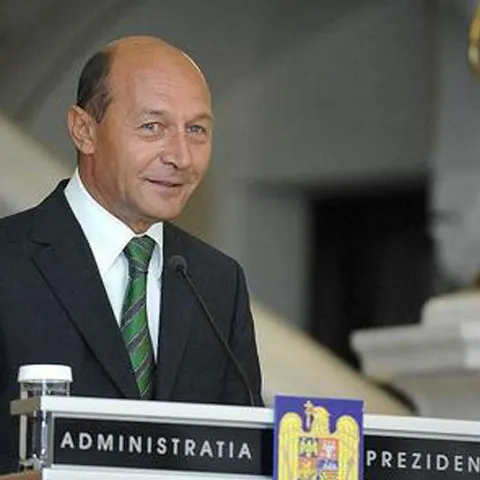 Traian Băsescu: Vom menţine forţele româneşti în Kosovo şi în Afganistan
