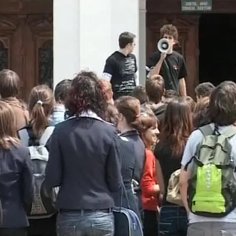 Marş de protest în Capitală împotriva reducerii numărului orelor de sport