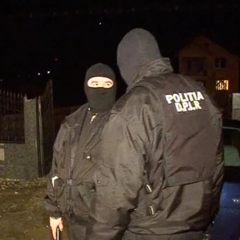 Poliţiştii au anihilat o reţea de hoţi care furau piese auto 
