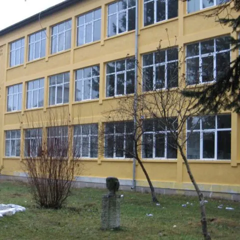 Unui elev din Galaţi i-a căzut o fereastră în cap în timpul orelor