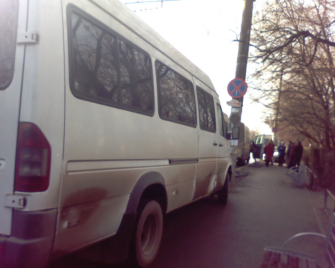 Staţie de maxi taxi, capăt de linie şi taxiuri parcate pe şosea, Calea 13 Septembrie