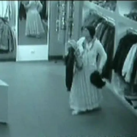 La Ploieşti, o femeie a încercat să fure o haină ascuzând-o sub fustă
