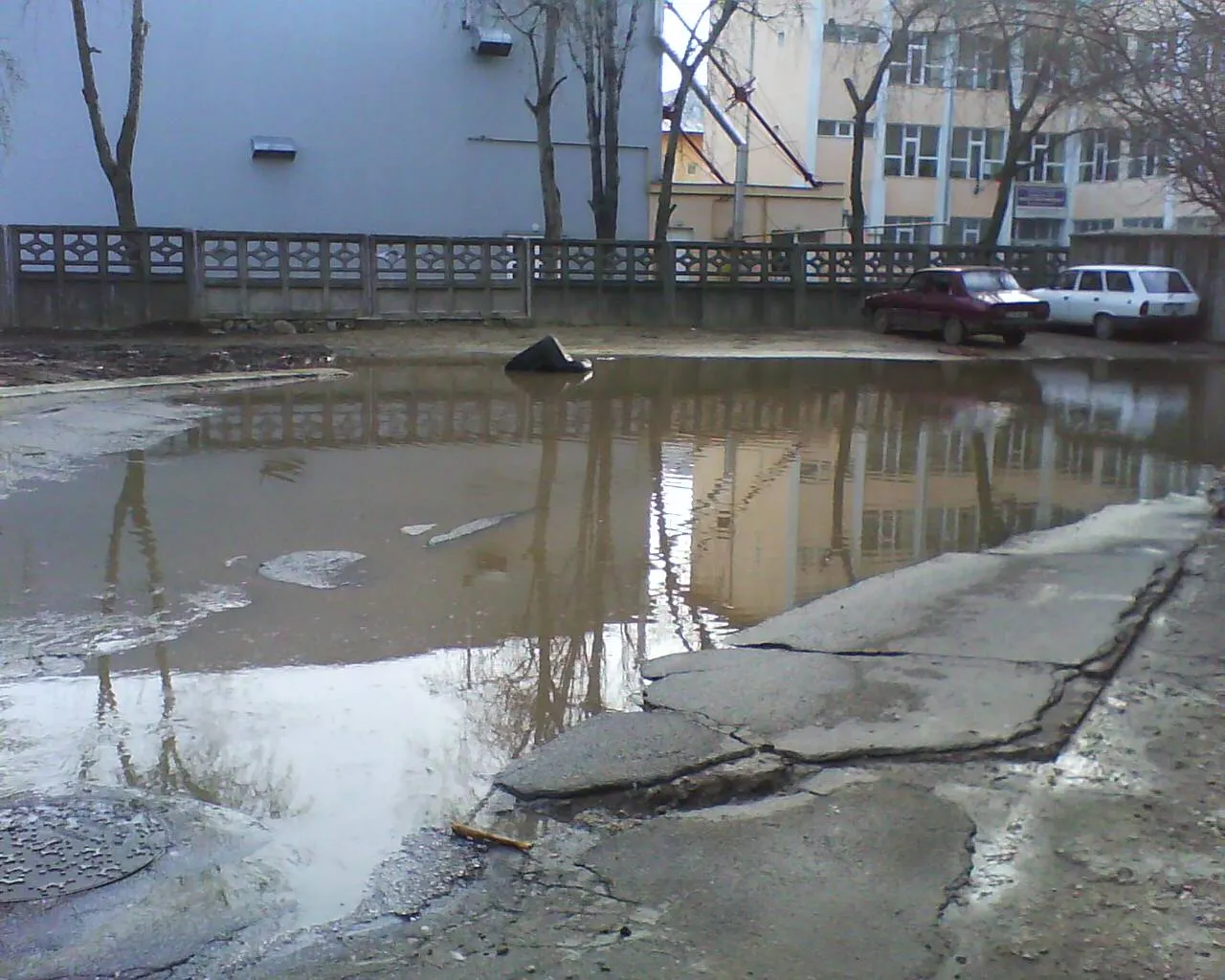 Gropile din sectorul 5, lângă o şcoală şi o grădiniţă