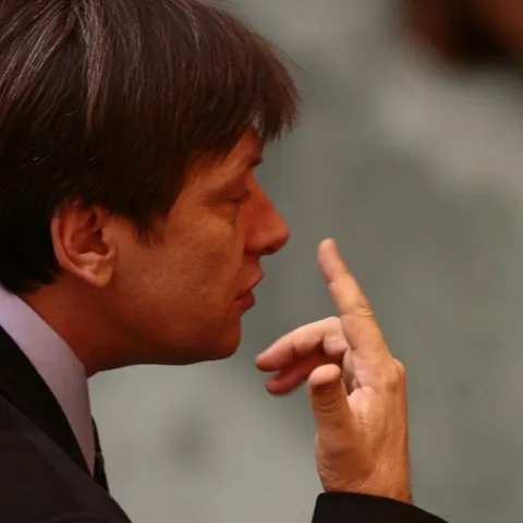 Antonescu a anunţat că are susţinerea a 27 de lideri de filiale ale PNL