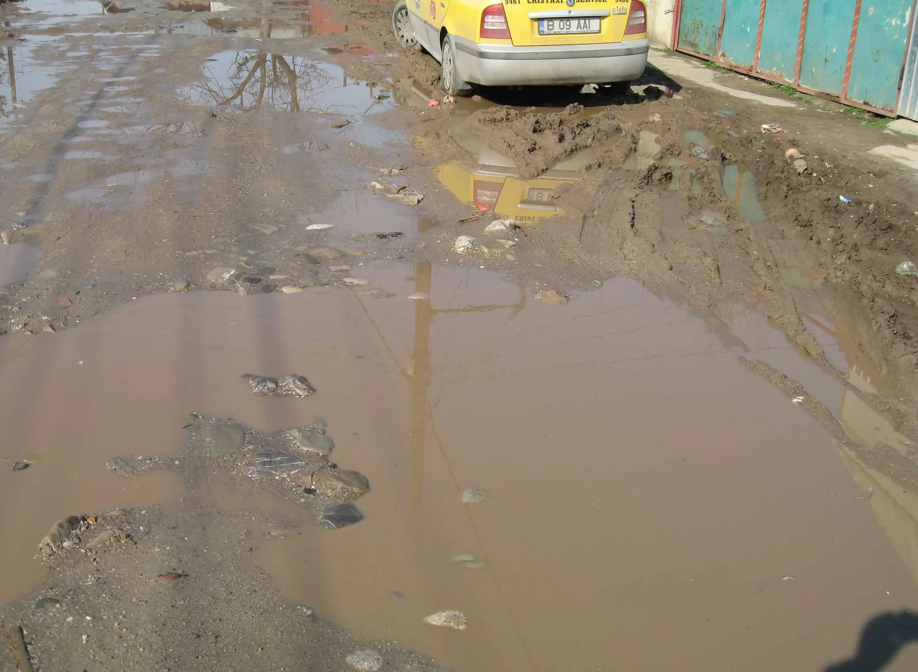 Strada Nehoiaşi din sectorul 5, de 3 ani plină de gropi