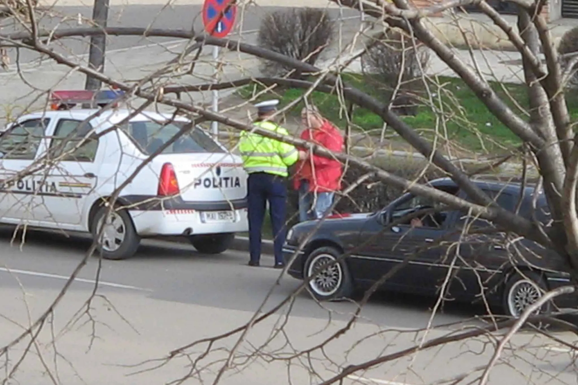 Maşina poliţiei parcată în dreptul semnului de oprire interzisă