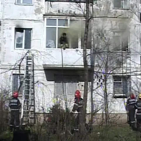 Doi copii au fost aruncaţi de mama lor pe geam, după ce casa a luat foc 