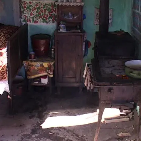 Într-un sat uitat de lume mai locuiesc doar 11 bătrâni