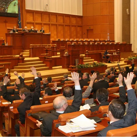 PNL a decis să depună în Parlament o moţiune simplă pe Educaţie