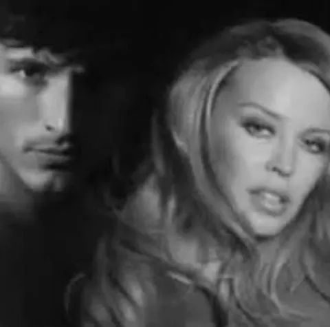 Kylie Minogue şi iubitul ei, protagoniştii unei reclame sexy - VEZI VIDEO