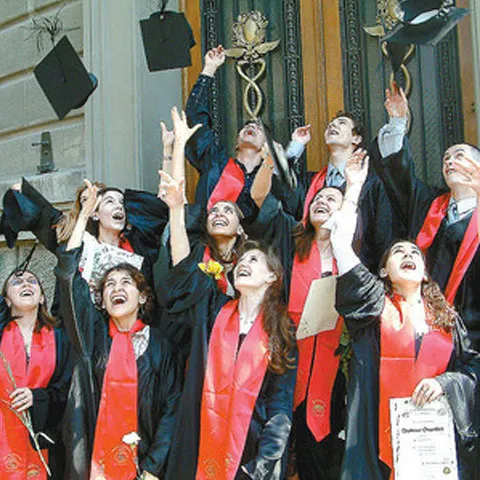 Aproximativ 15.000 de diplome false au fost eliberate de opt universităţi din ţară