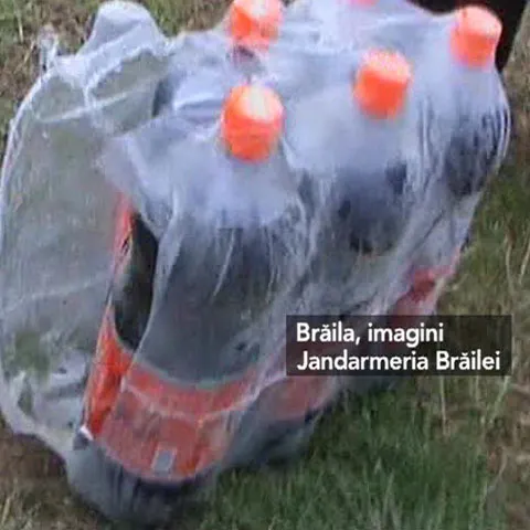 Mii de sticle cu băuturi expirate au fost aruncate pe un câmp din Brăila
