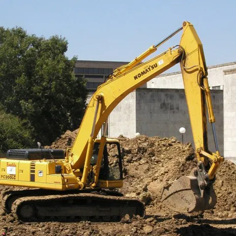 Mai multe persoane care au protestat împotriva demolării unui imobil au atacat forţele de ordine