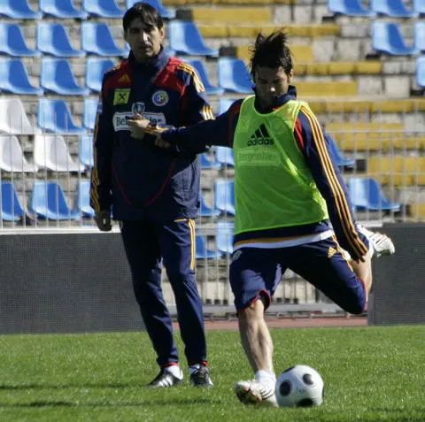 Piţurcă: "S-ar putea ca Chivu să rateze meciurile cu Serbia şi Austria"