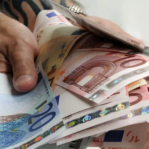 România ar putea lua un împrumut extern de 18 miliarde de euro, din care 13 miliarde ar fi acordate de FMI