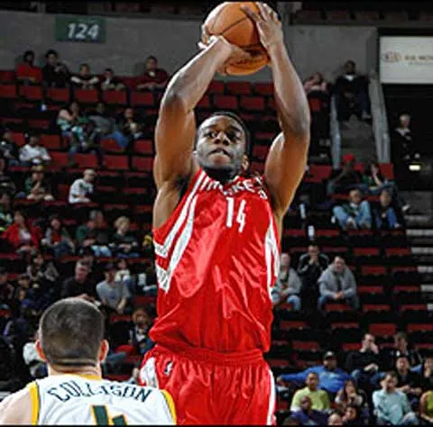 Baschet - Jucătorul Carl Landry de la Houston Rockets a fost împuşcat în picior