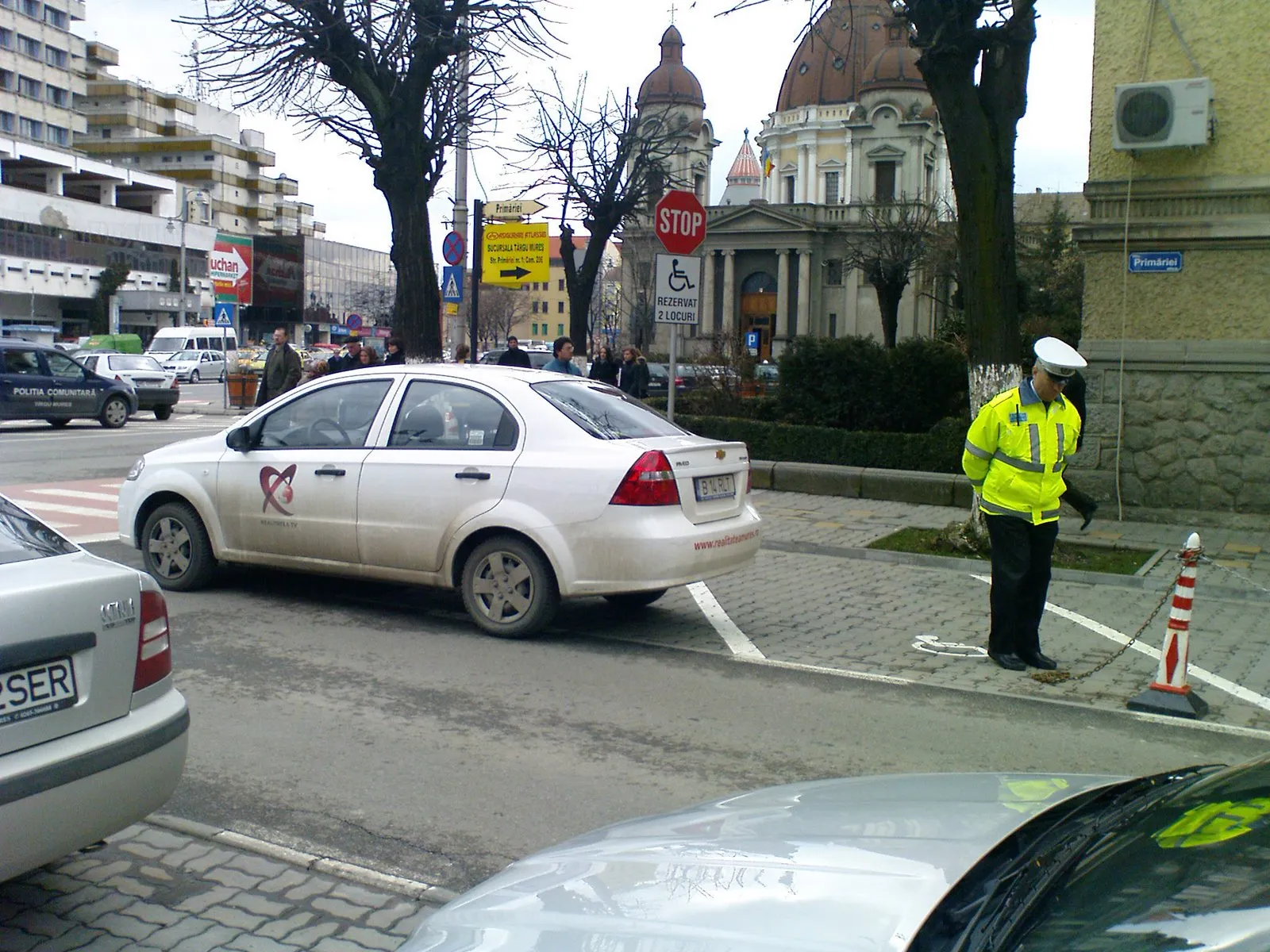 Parcarea lângă trecerea de pietoni