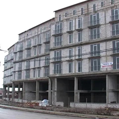 Un bloc cu 120 de apartamente din Reghin a rămas fără cumpărători 