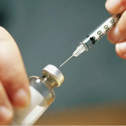 Cazul fetiţei din Bistriţa, paralizată după o injecţie, anchetat din nou