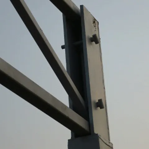 Un om a murit şi altul a fost grav rănit după ce un limitator de înălţime a căzut peste o maşină, la Braşov