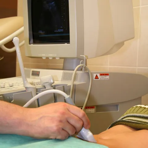 O femeie gravidă din Arad a fost internată în stare gravă după ce a fost arsă şi bătută de concubinul ei