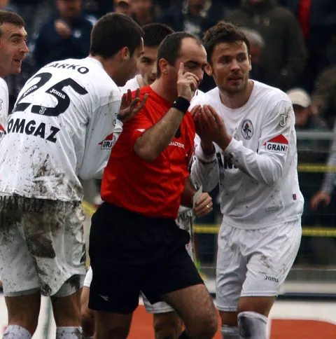 După ce au favorizat Dinamo şi Steaua, arbitrii Lajos şi Drăgănescu au fost trimişi să conducă partide din Liga a III-a