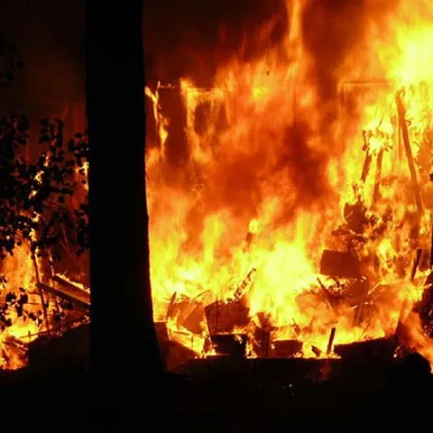 Opt persoane arse de vii în India pentru că erau suspectate de furt