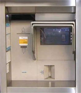 Cinci tineri au fost arestaţi în Bacău când încercau să fure un bancomat. Unul dintre hoţi a fost împuşcat în braţ de un poliţist