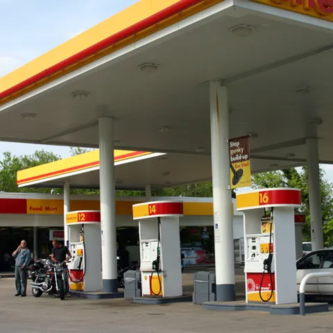Rompetrol a scumpit benzina cu 7 bani/litru