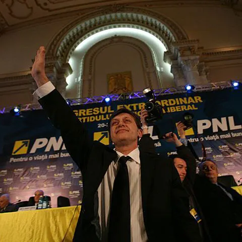 Crin Antonescu este noul preşedinte al PNL