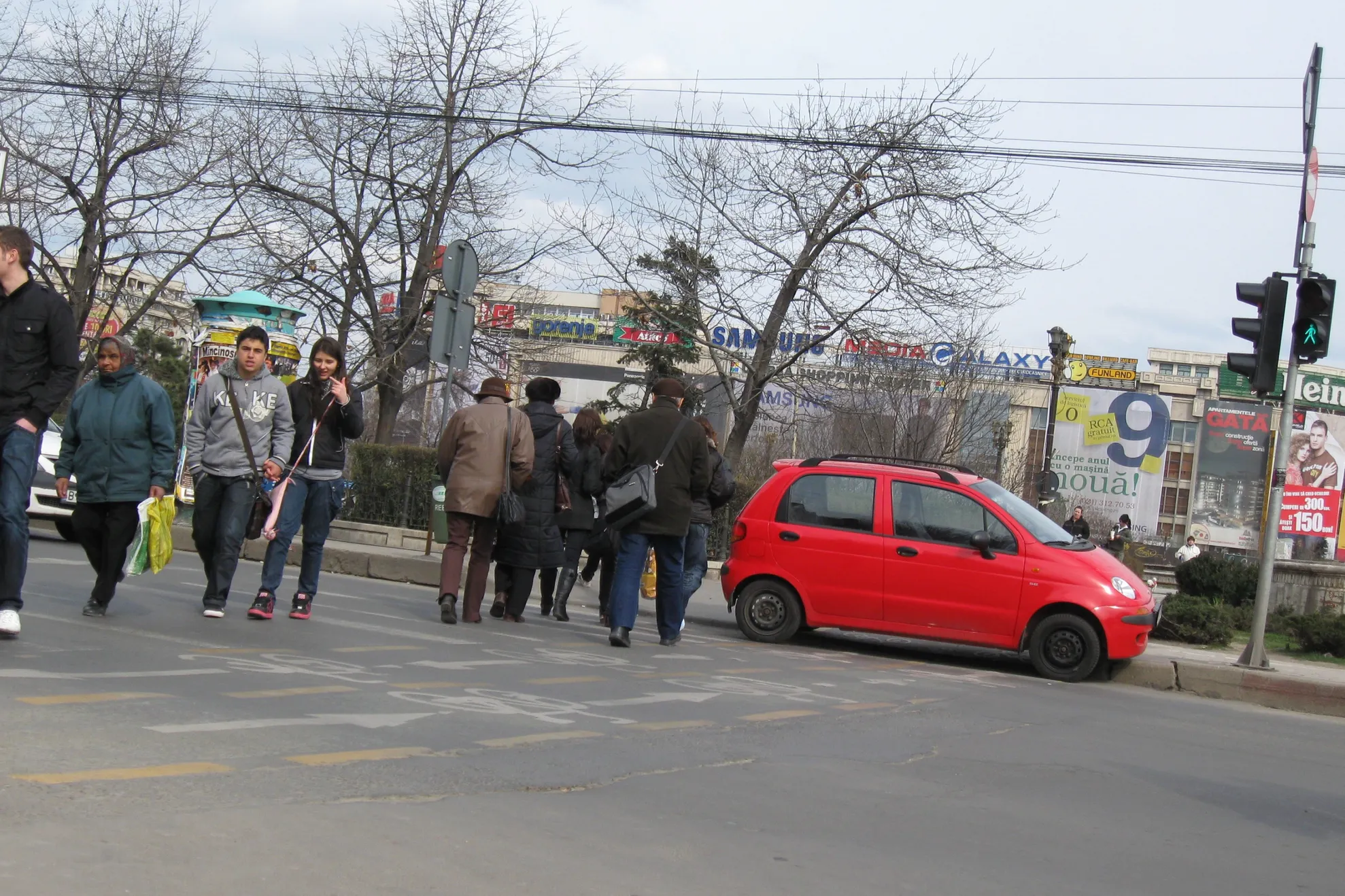 Autoturism parcat pe trecerea de pietoni