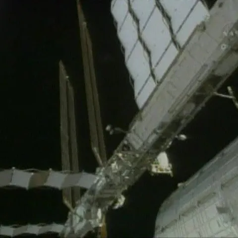 Astronauţii de pe Discovery au efectuat sâmbătă a doua ieşire în spaţiu