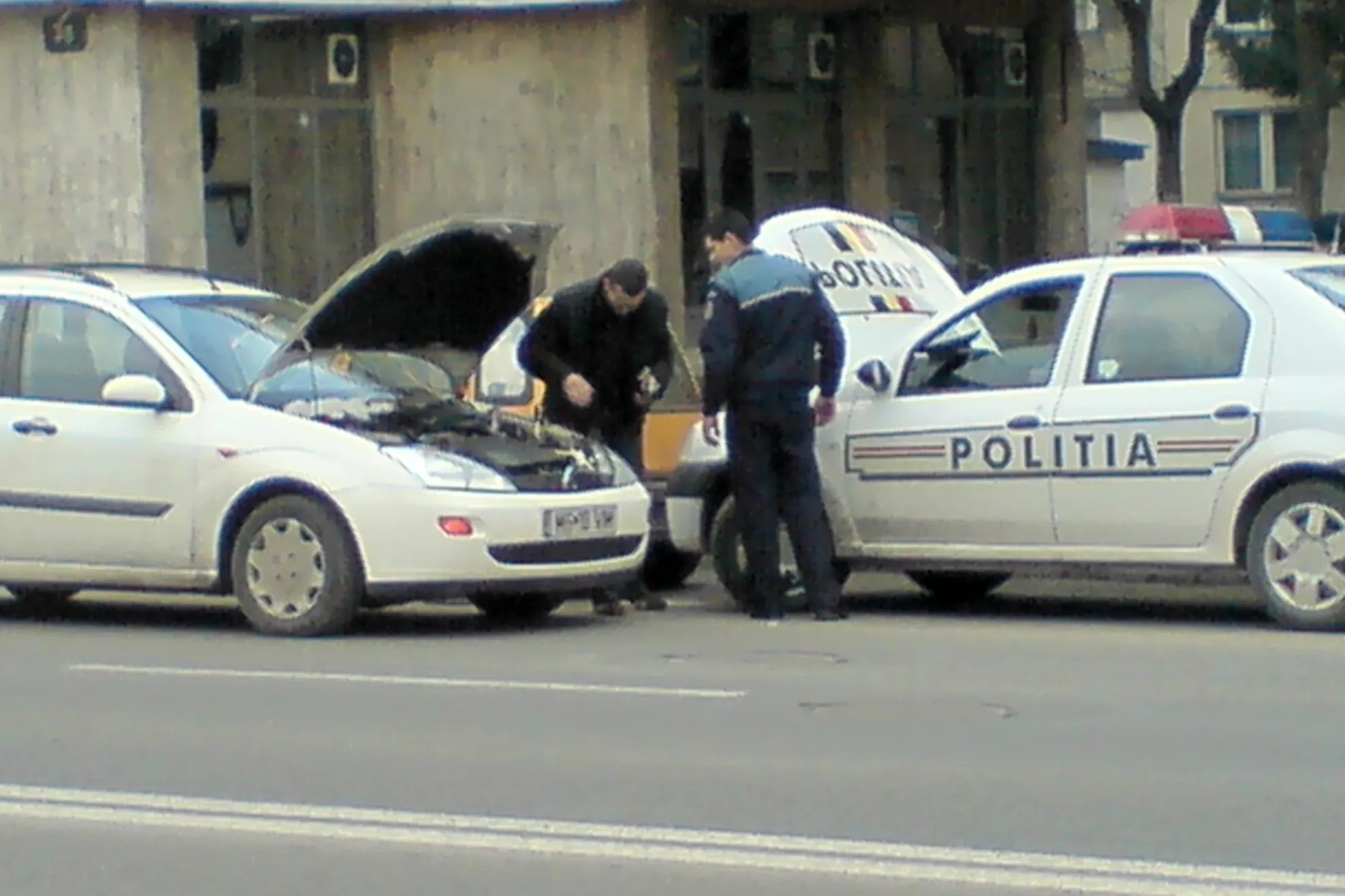 Târgu-Mureș, un polițist ajută un trecător