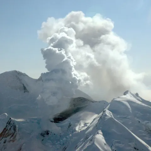 Vulcanul Redoubt din Alaska a erupt pentru prima dată în ultimii 20 de ani - VEZI FOTO ŞI VIDEO
