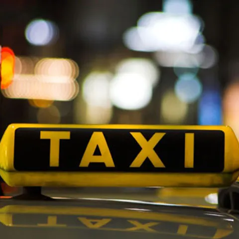Un taximetrist din Târgovişte a fost lăsat fără maşină, după ce a fost ameninţat cu un pistol de jucărie
