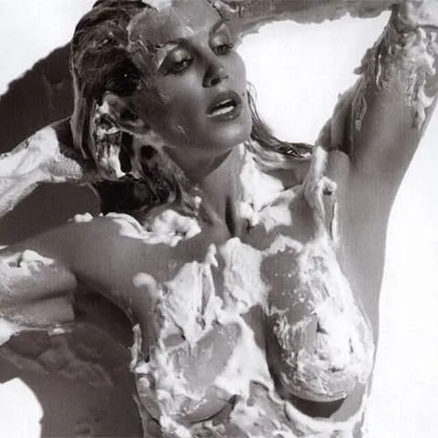 Cindy Crawford a pozat goală pentru revista Allure - VEZI FOTO