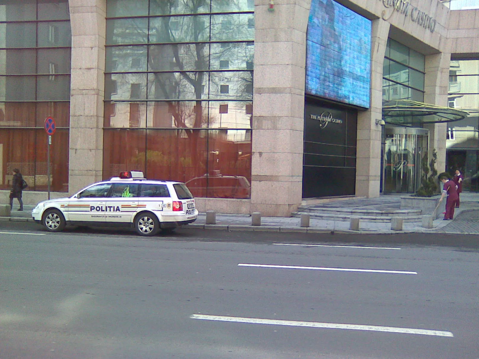 Maşina poliţiei în staţionare pe Calea Victoriei din Capitală