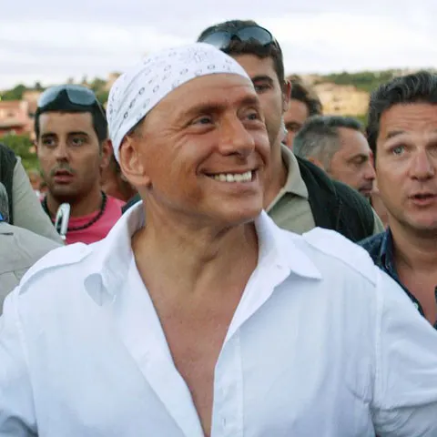 Berlusconi loveşte din nou, spunând că este "mai palid decât Obama"
