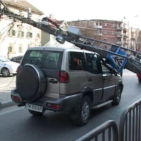 Un stâlp de curent s-a prăbuşit peste o maşină în centrul Timişoarei
