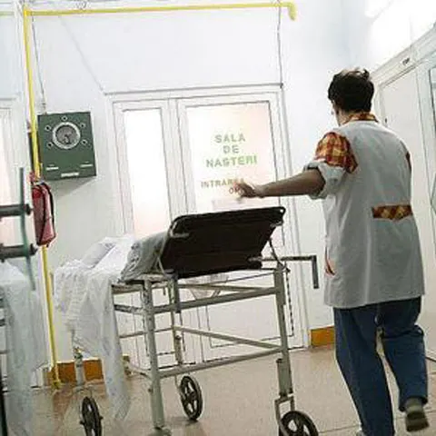 60% din medicii din România vor să plece din ţară