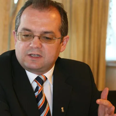 Emil Boc l-a convocat pe Tiberiu Dinu, consulul României la Milano, să dea explicaţii în scandalul DGIPI