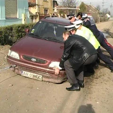 O şoferiţă din Arad, care transporta un copil la spital, a rămas blocată într-o groapă din asfalt